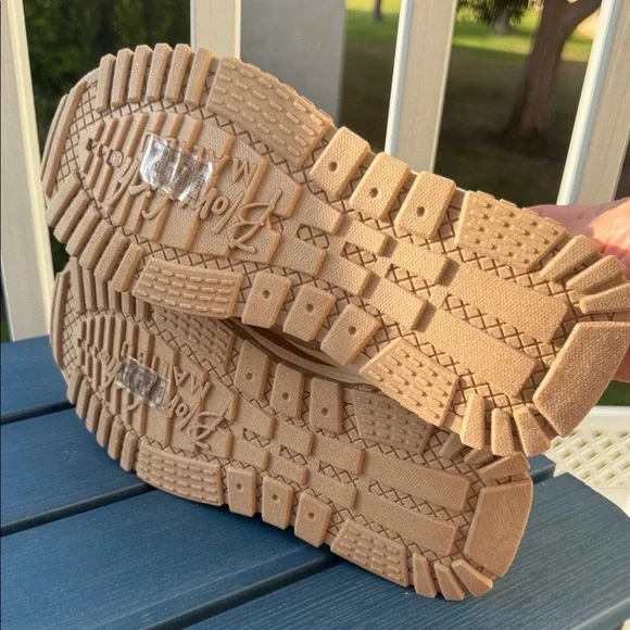 NWOT Women’s Blowfish Malibu sneakers - Picture 8 of 10